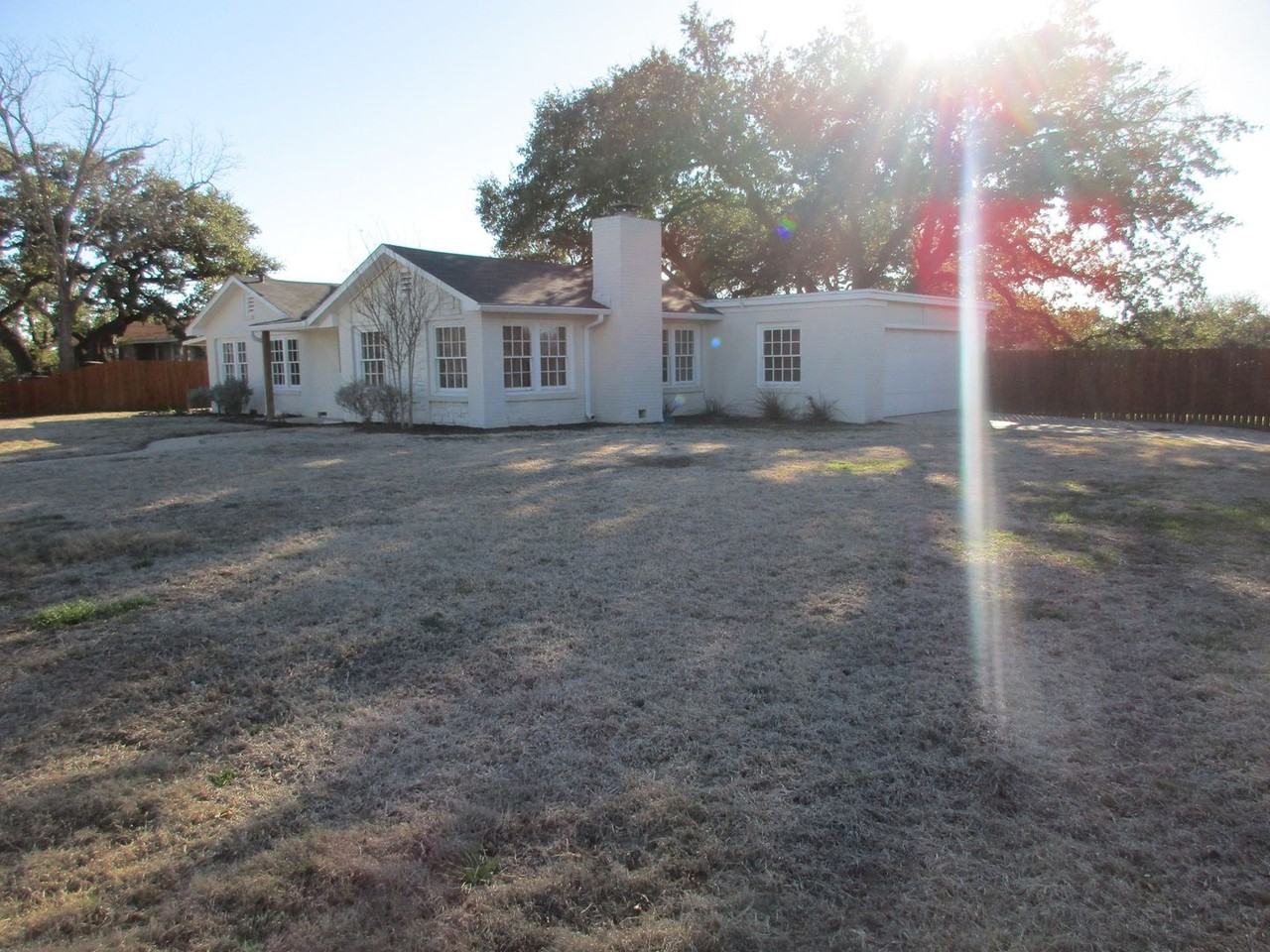 604 S Spring St - Photo 3 of 44