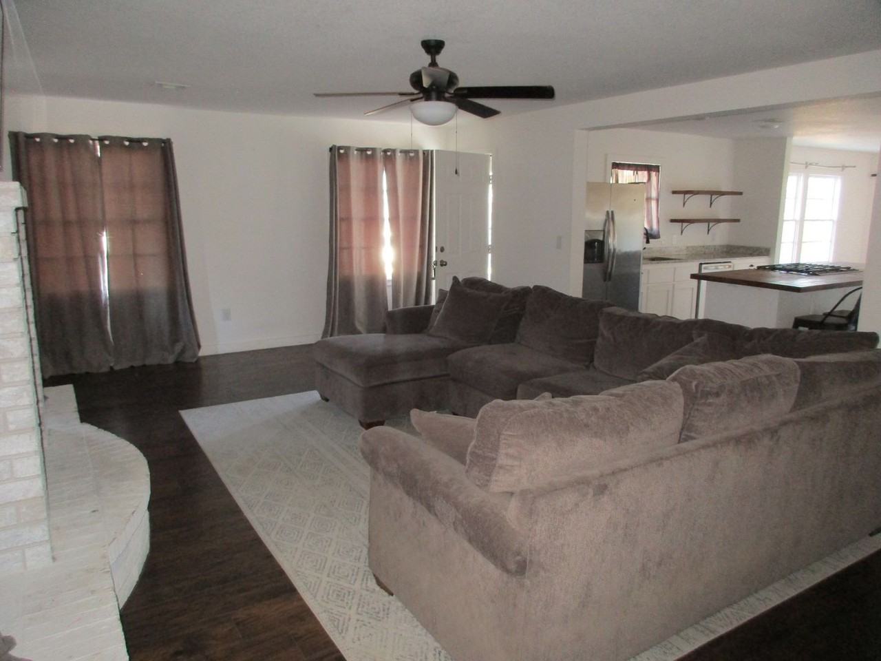 604 S Spring St - Photo 4 of 44