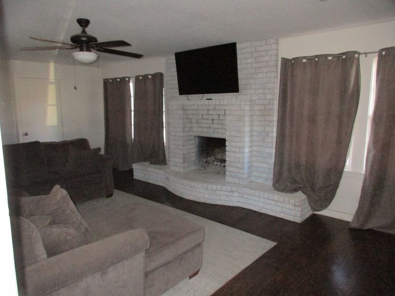 604 S Spring St - Photo 5 of 44