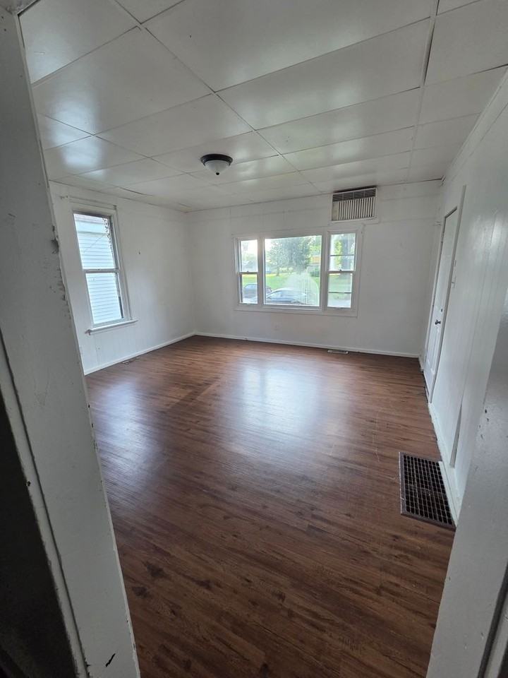 1137 N 4th St - Photo 5 of 10