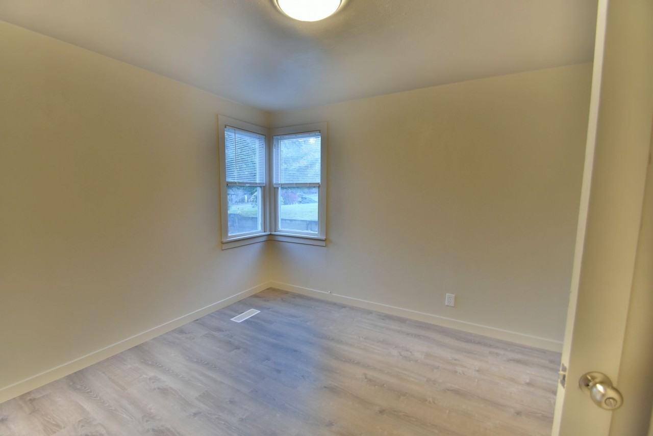 5522 Ne 193rd St - Photo 4 of 13