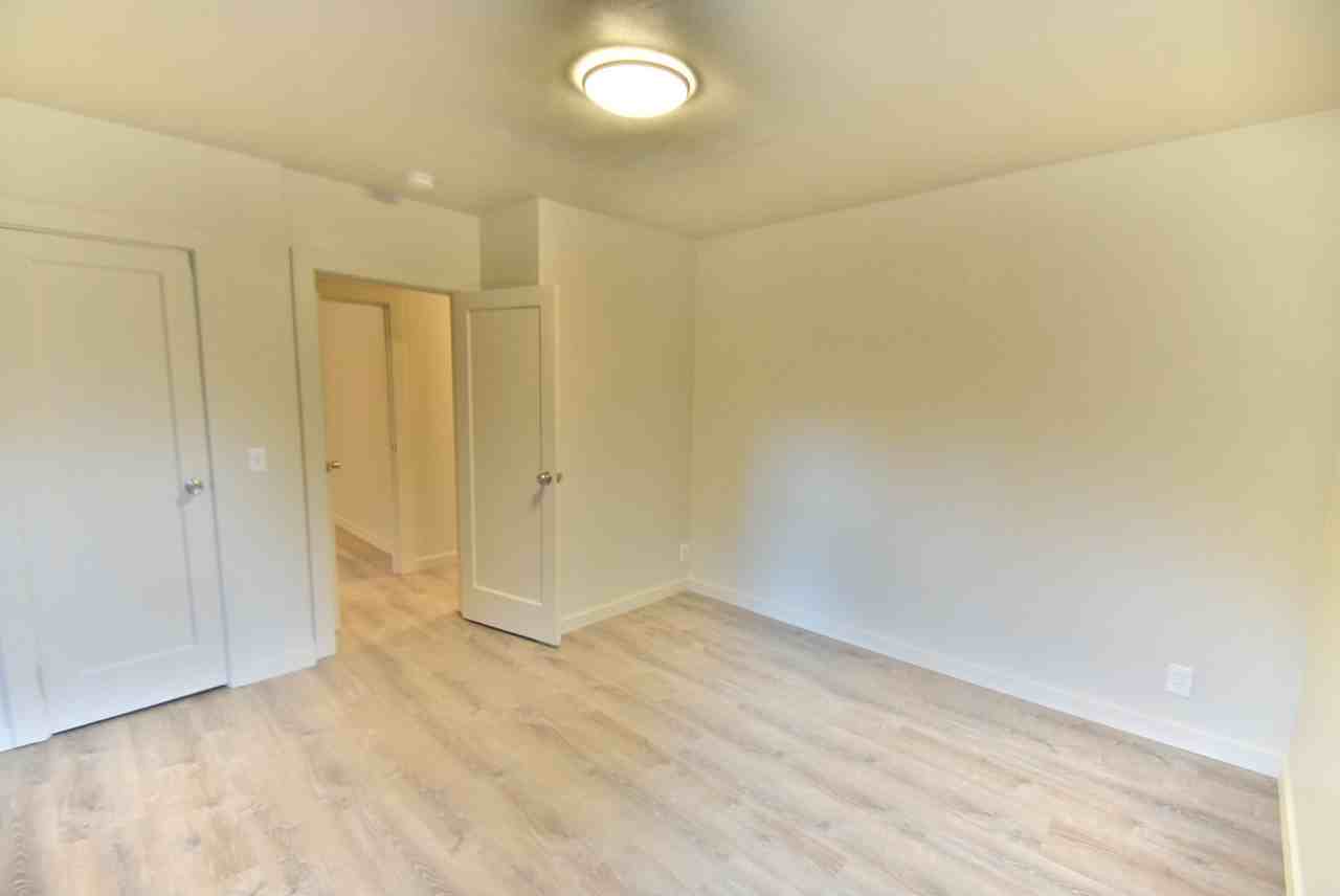 5522 Ne 193rd St - Photo 5 of 13