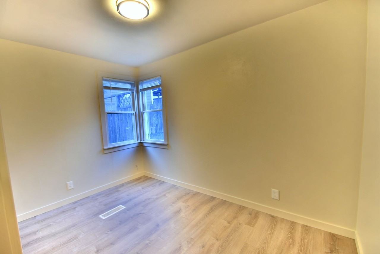 5522 Ne 193rd St - Photo 6 of 13