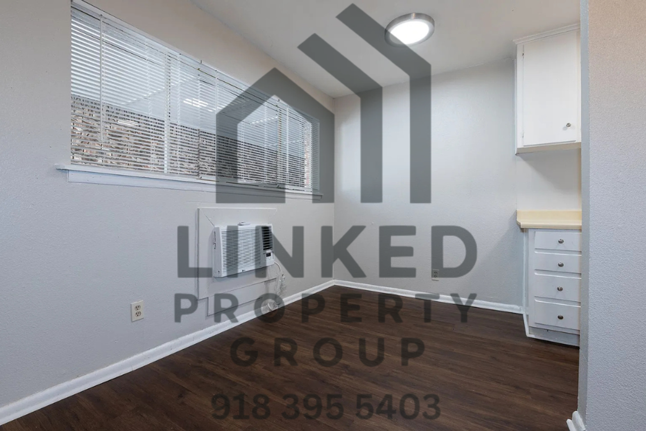 One Bedroom Apartments on Marshall! - Photo 3 of 10