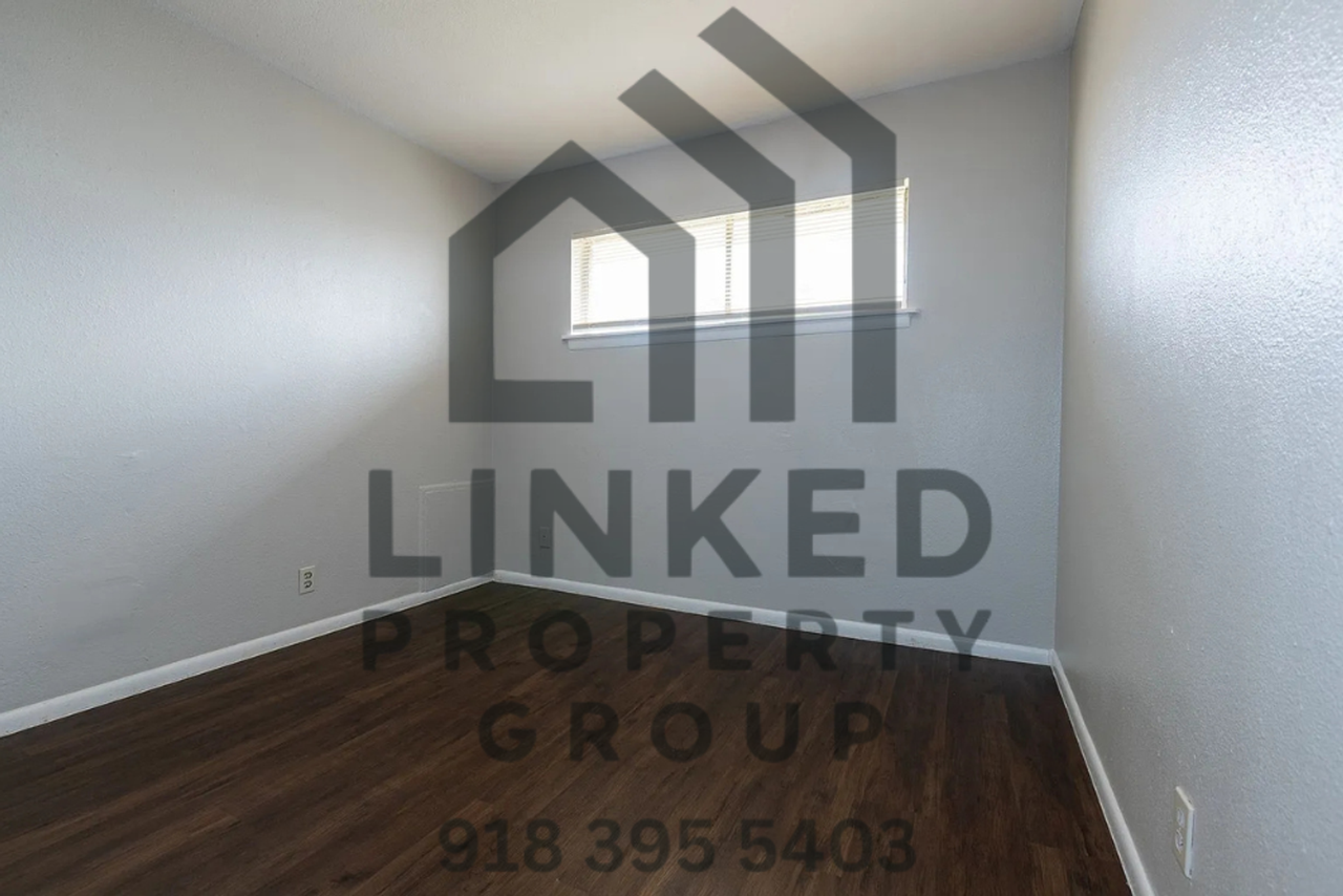 One Bedroom Apartments on Marshall! - Photo 7 of 10