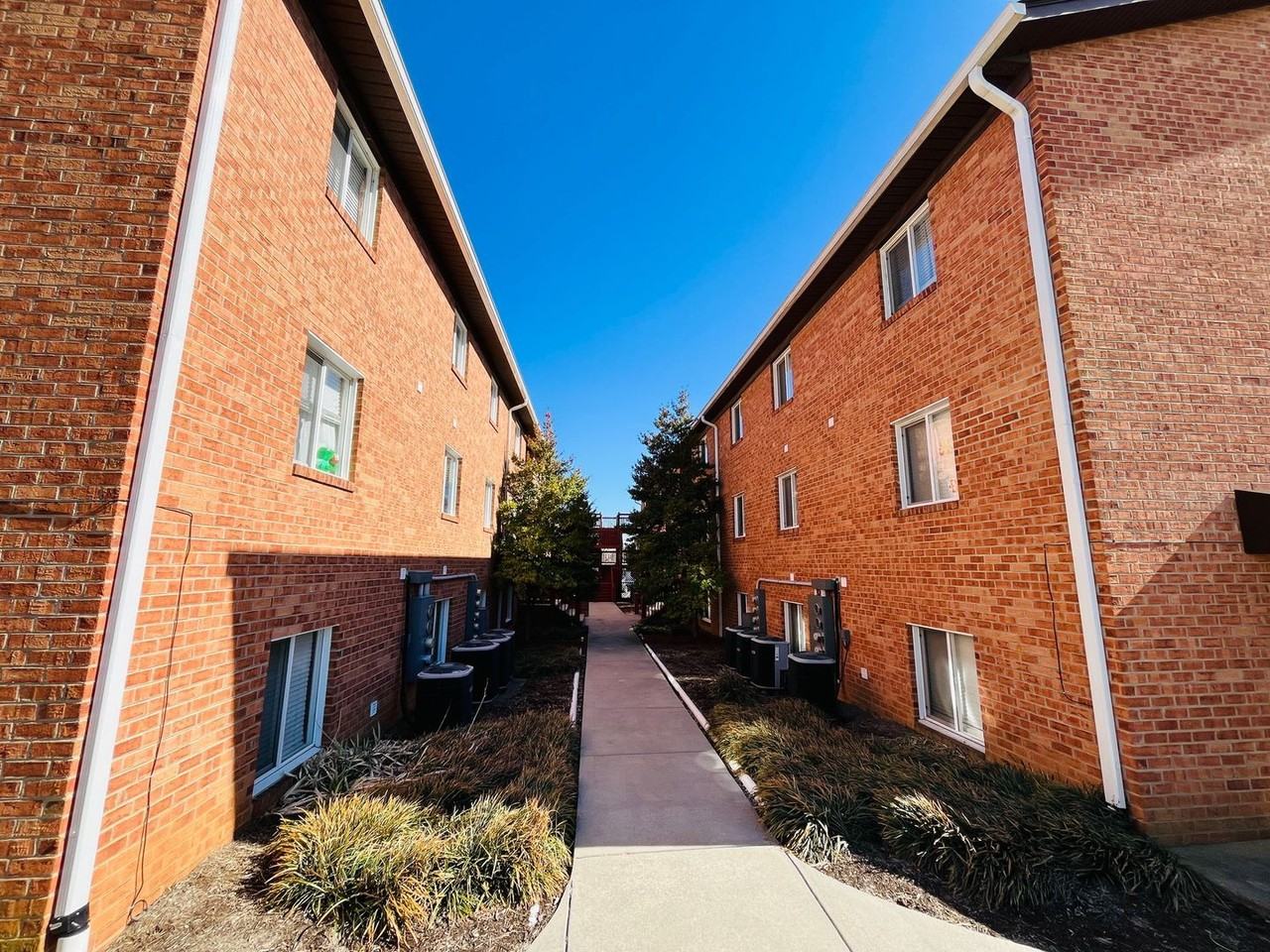 1011 Grove Ave - Photo 3 of 6