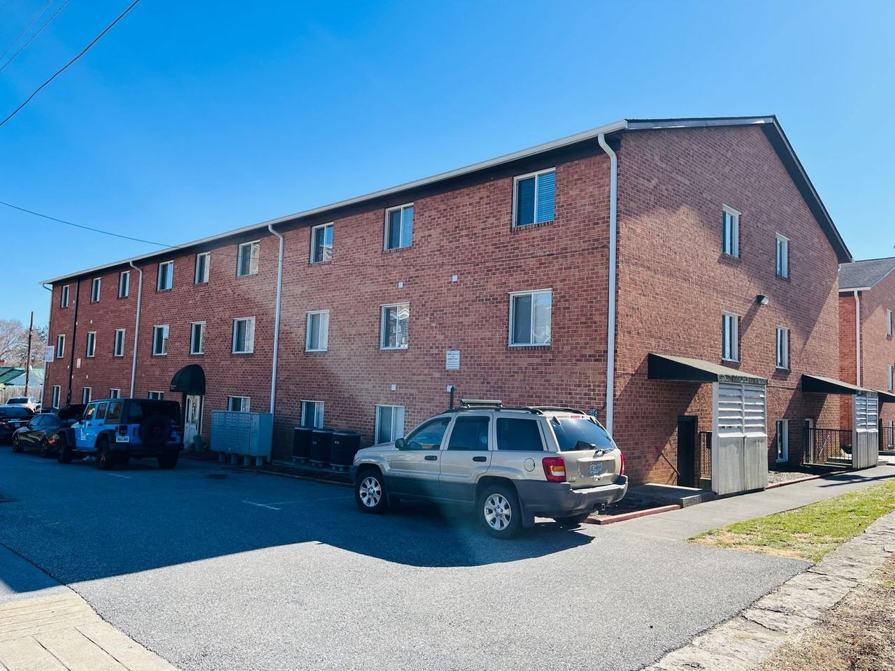1011 Grove Ave - Photo 4 of 6