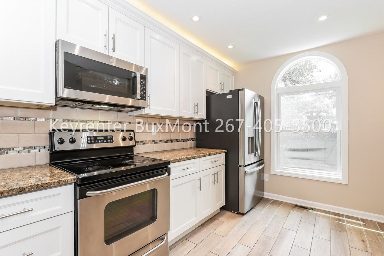 100 Victoria Dr - Photo 2 of 19