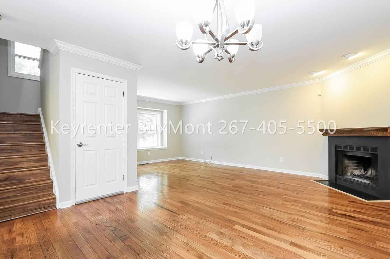 100 Victoria Dr - Photo 3 of 19