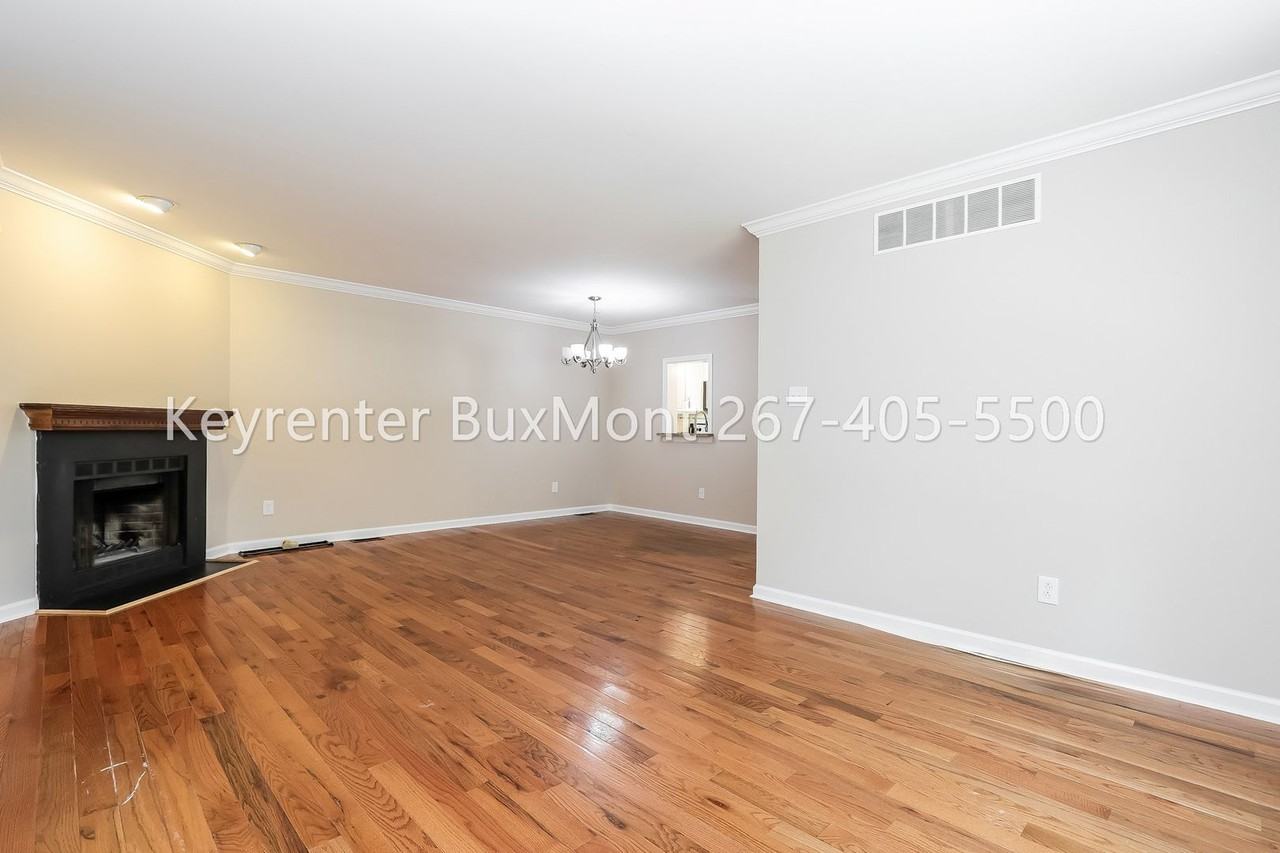 100 Victoria Dr - Photo 4 of 19