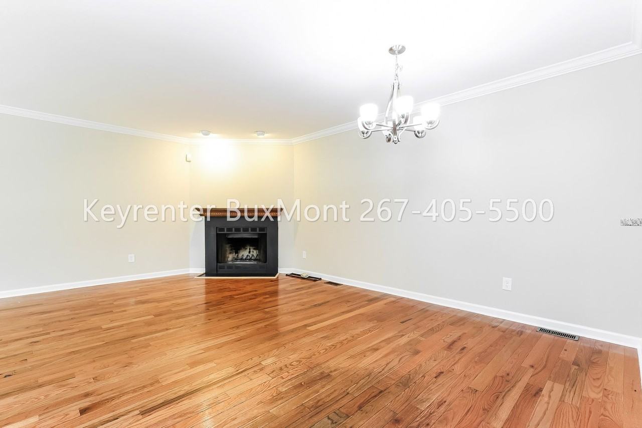 100 Victoria Dr - Photo 5 of 19