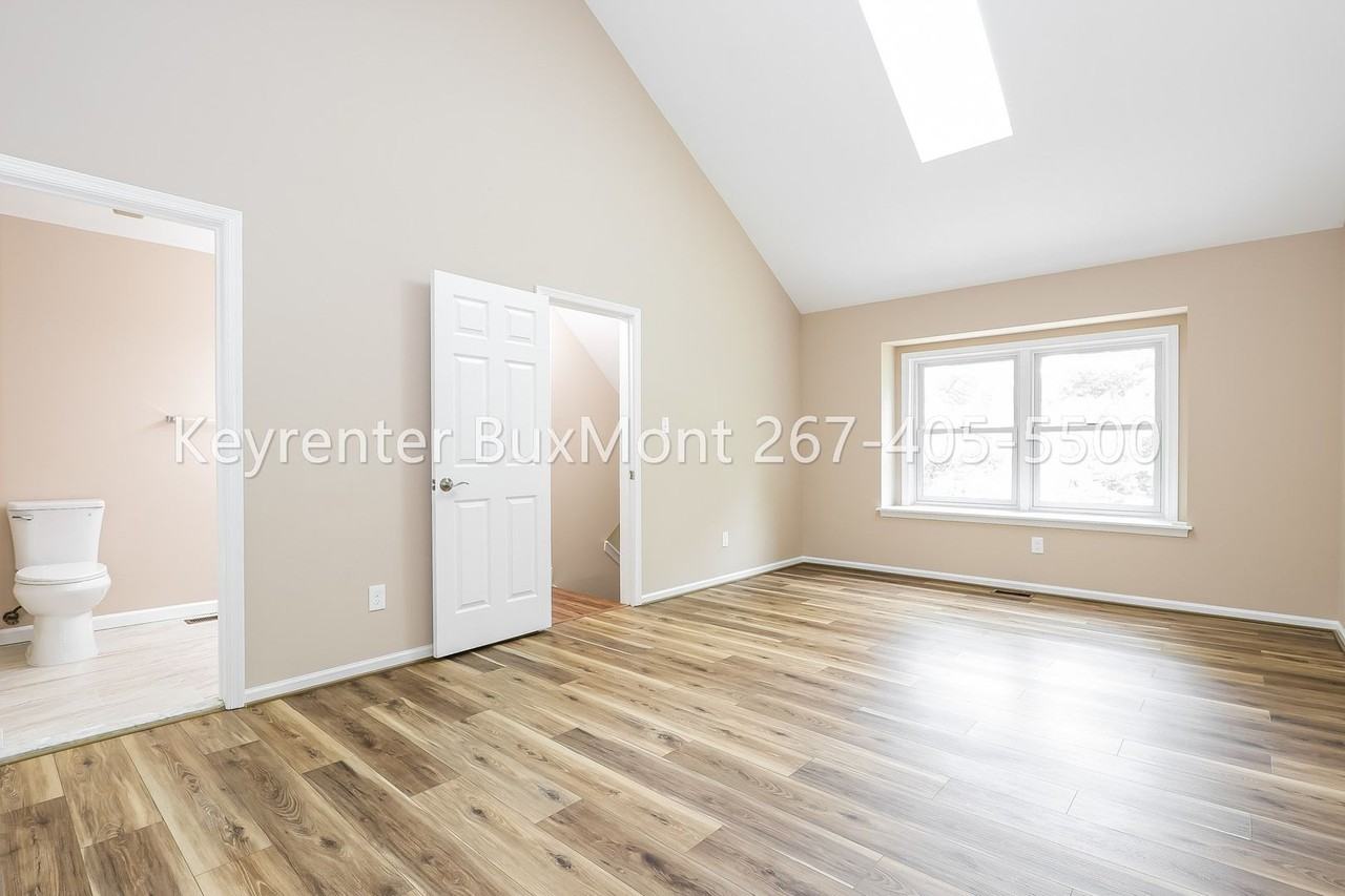 100 Victoria Dr - Photo 6 of 19