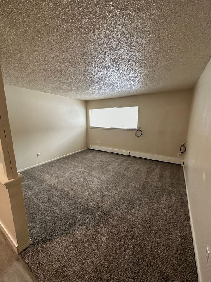 108 Camelot Ct - Photo 2 of 13