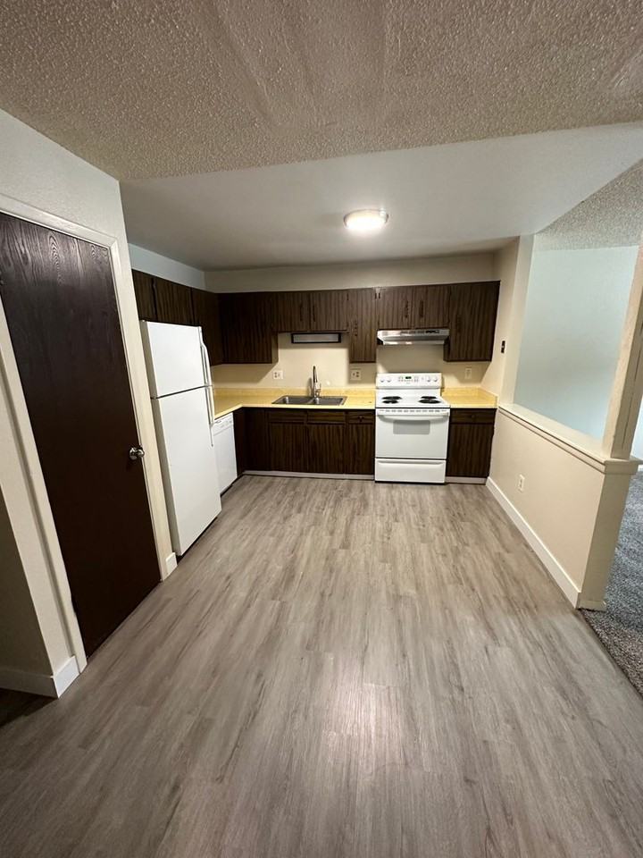 108 Camelot Ct - Photo 3 of 13