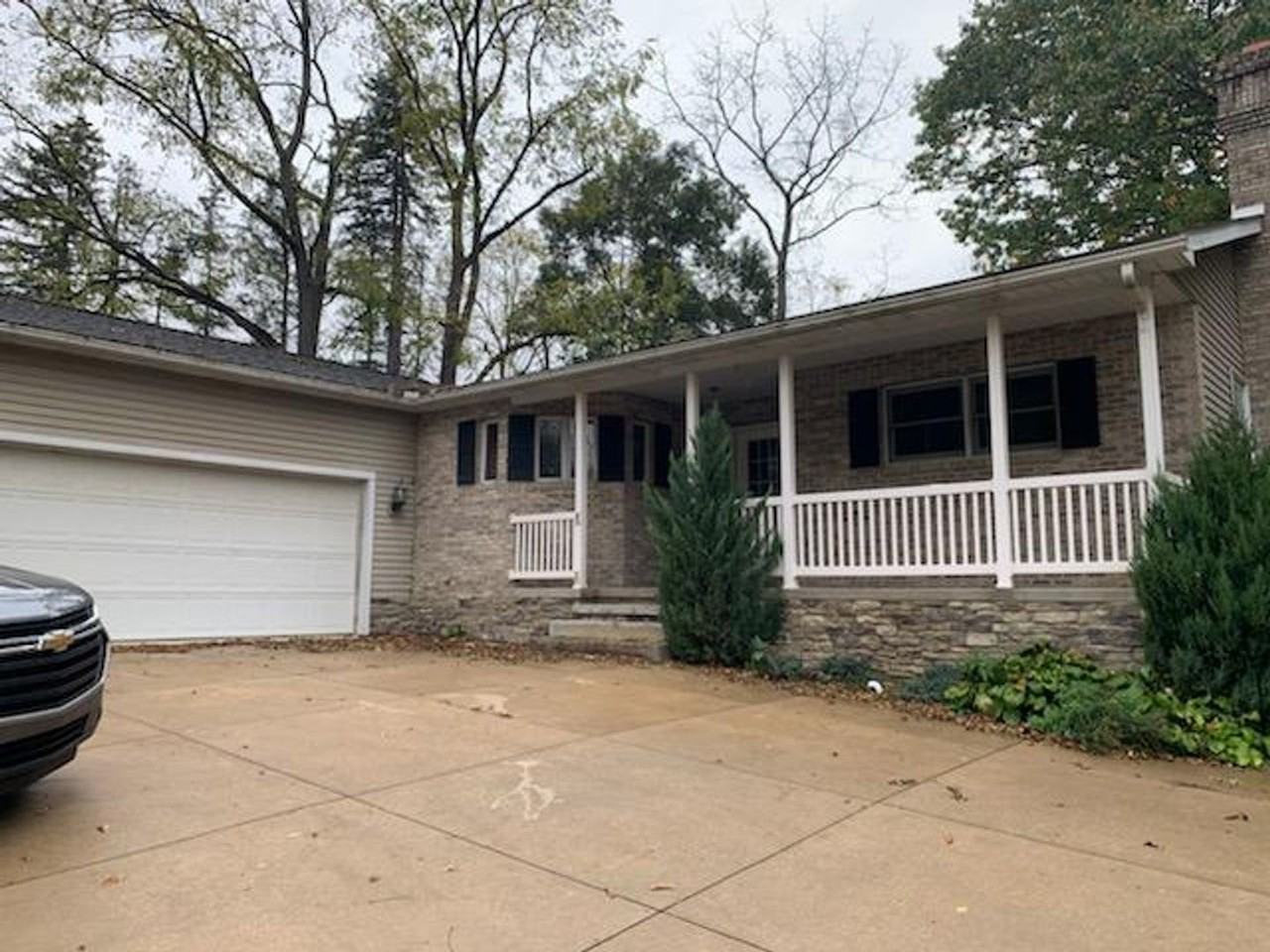 889 Ghent Rd