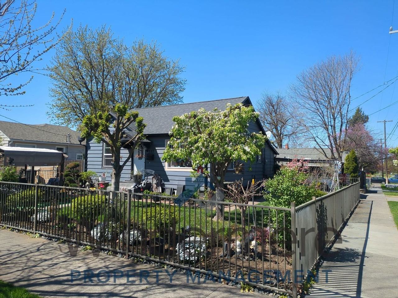 527 E Cherry St - Photo 2 of 13