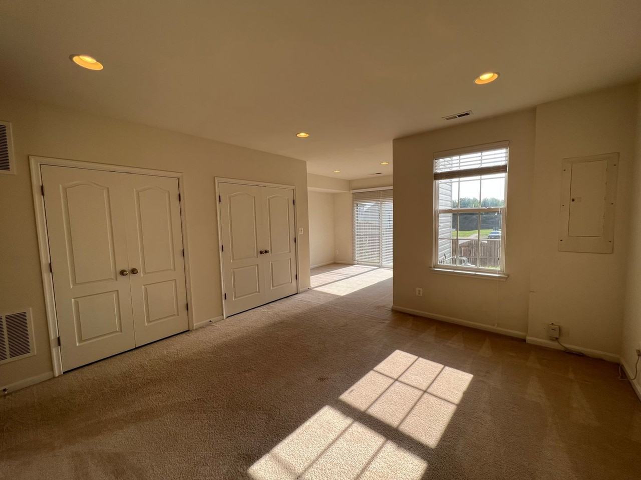 803 Carnaby St - Photo 5 of 22