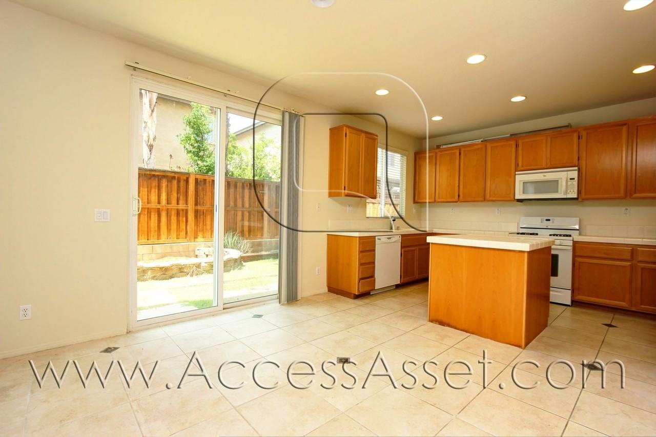 32009 Merano St - Photo 2 of 17