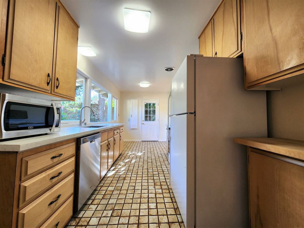 329 Colorado Ave - Photo 4 of 24
