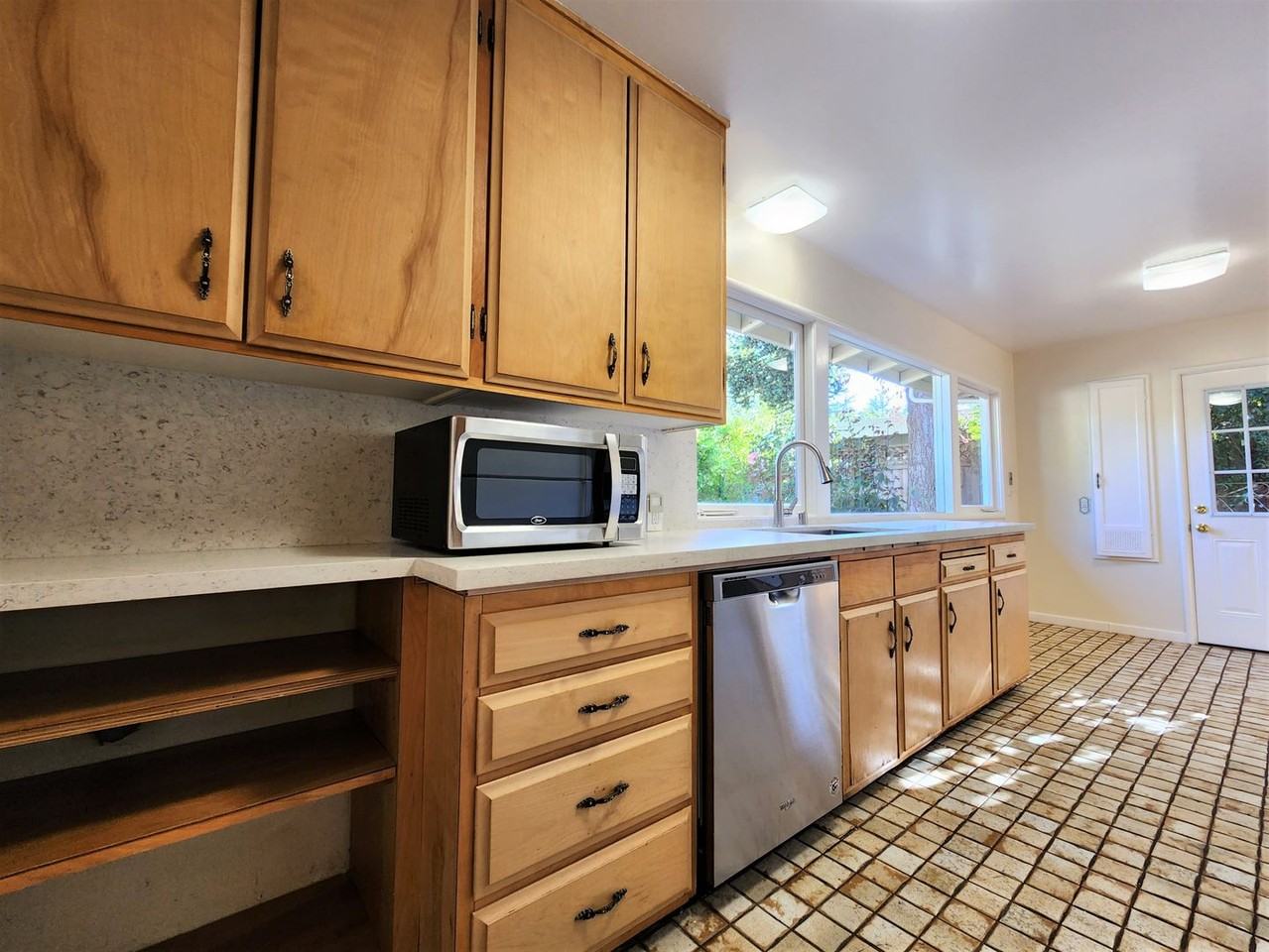 329 Colorado Ave - Photo 5 of 24