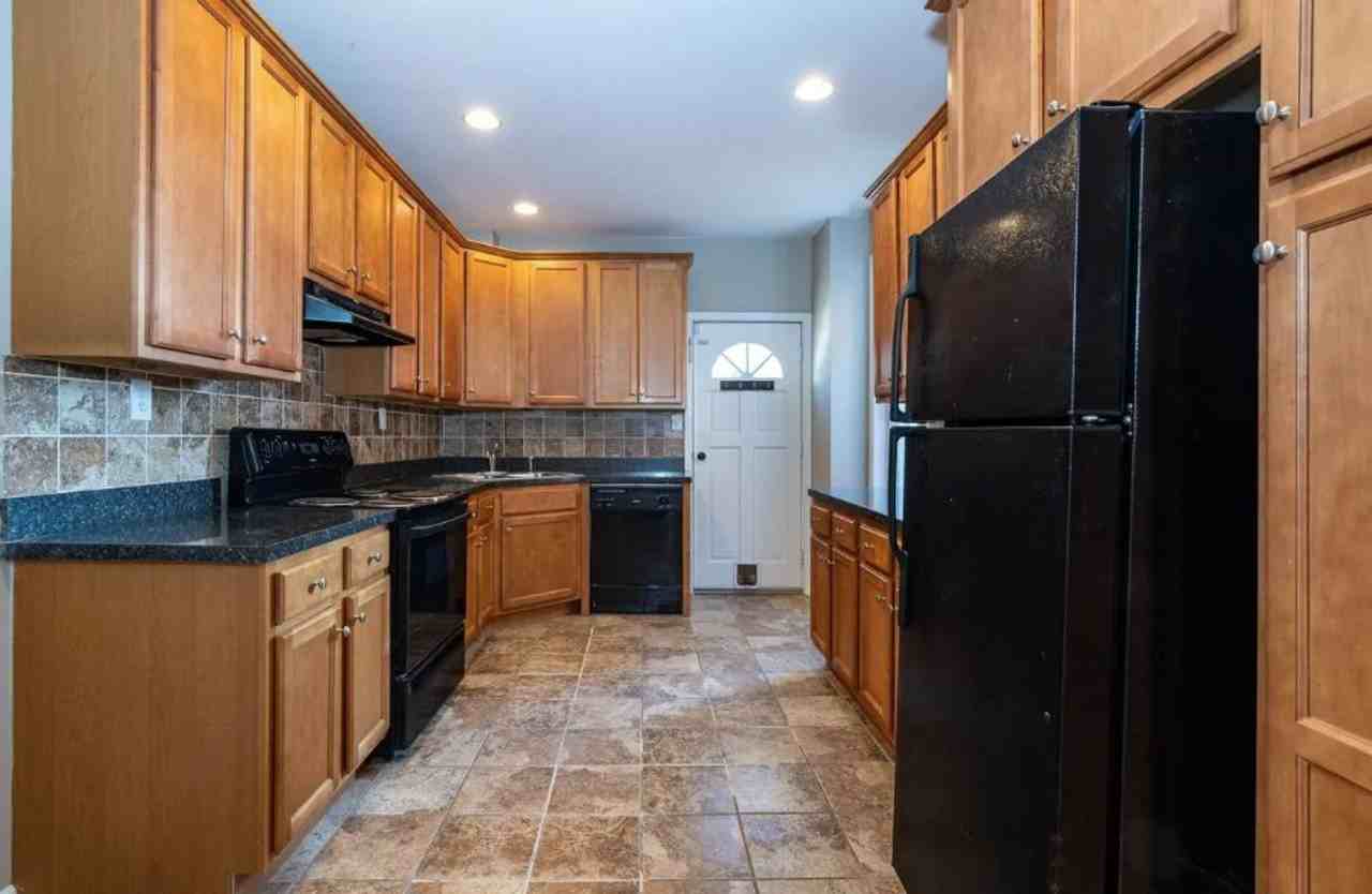 925 N Pine St - Photo 4 of 19