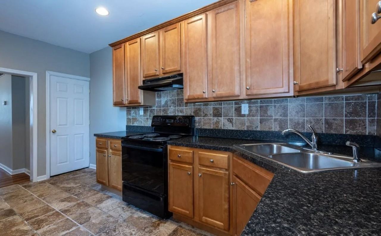 925 N Pine St - Photo 6 of 19