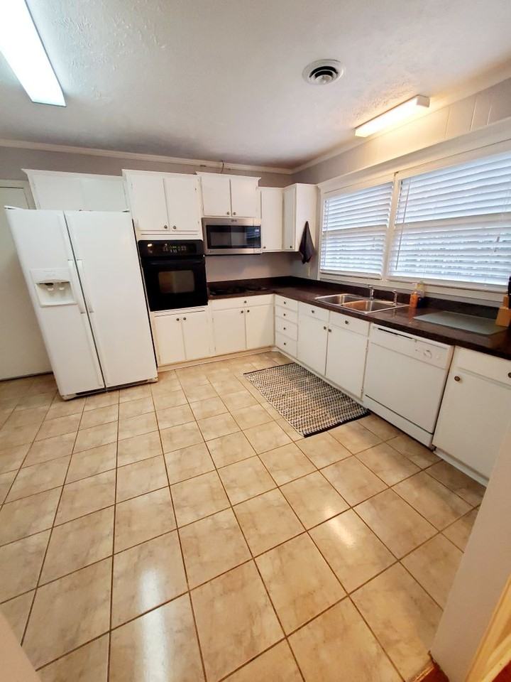 611 8th Ave N - Photo 3 of 23
