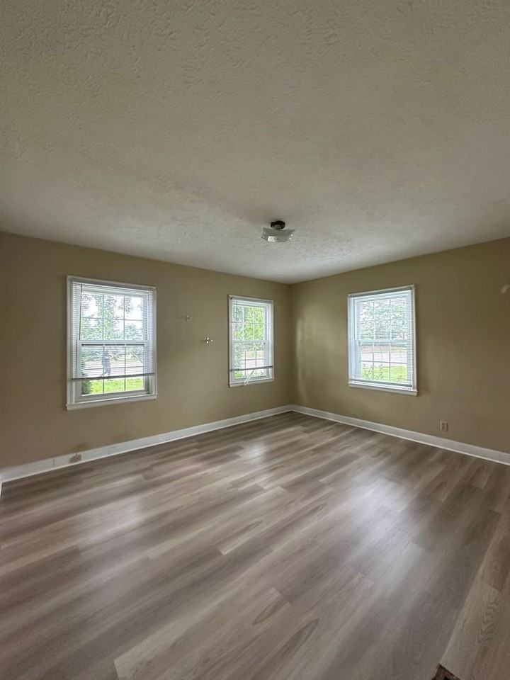 1712 W Bethel Ave - Photo 6 of 9