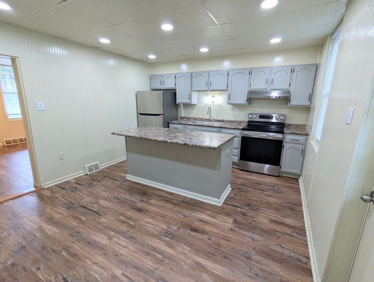 320 Aidyl Ave - Photo 3 of 18