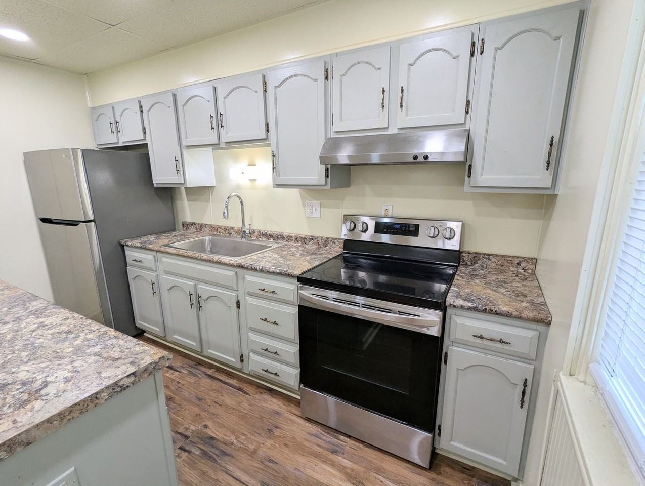 320 Aidyl Ave - Photo 4 of 18