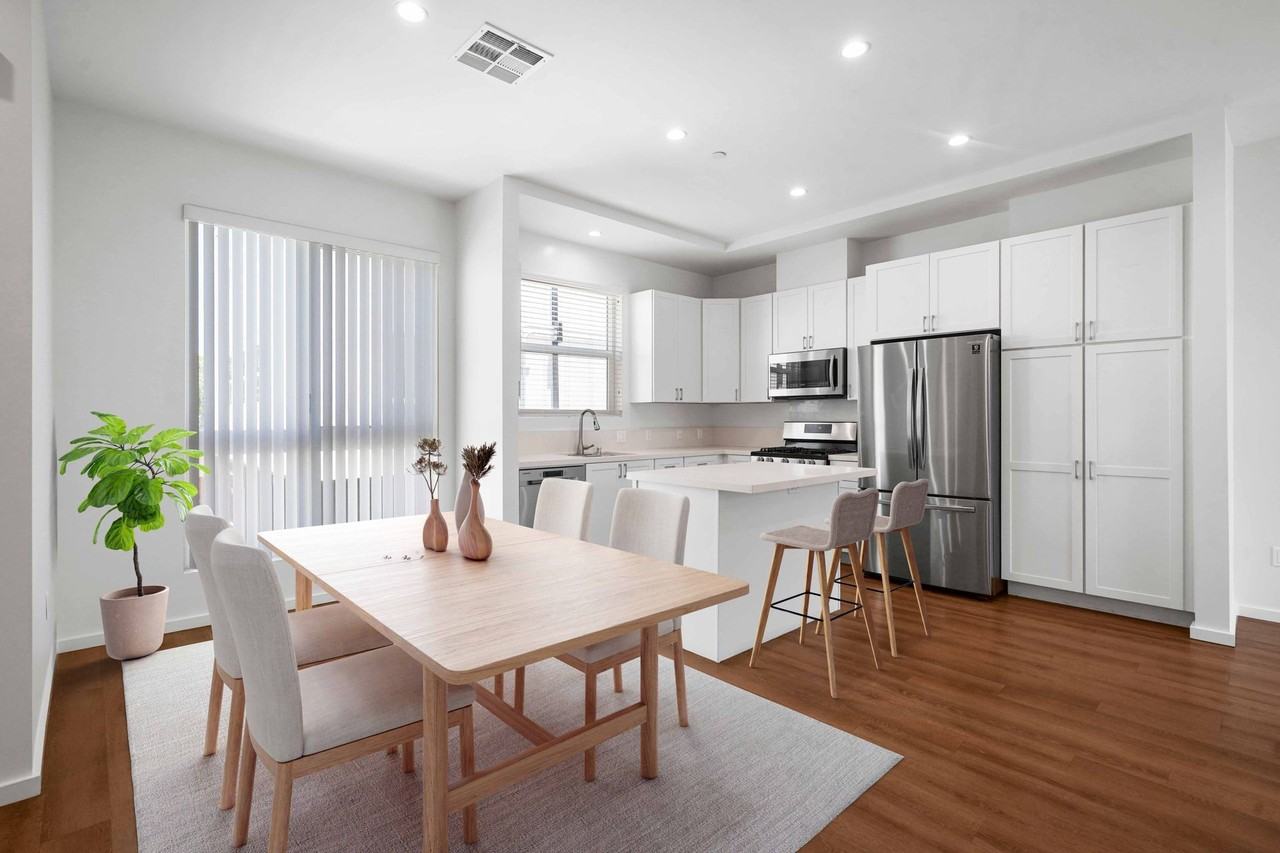 6656 Balboa Blvd Residences - Photo 2 of 13
