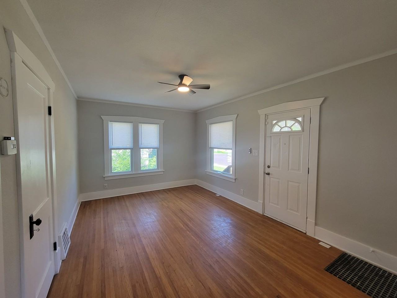 504 E Virginia Ave - Photo 2 of 10