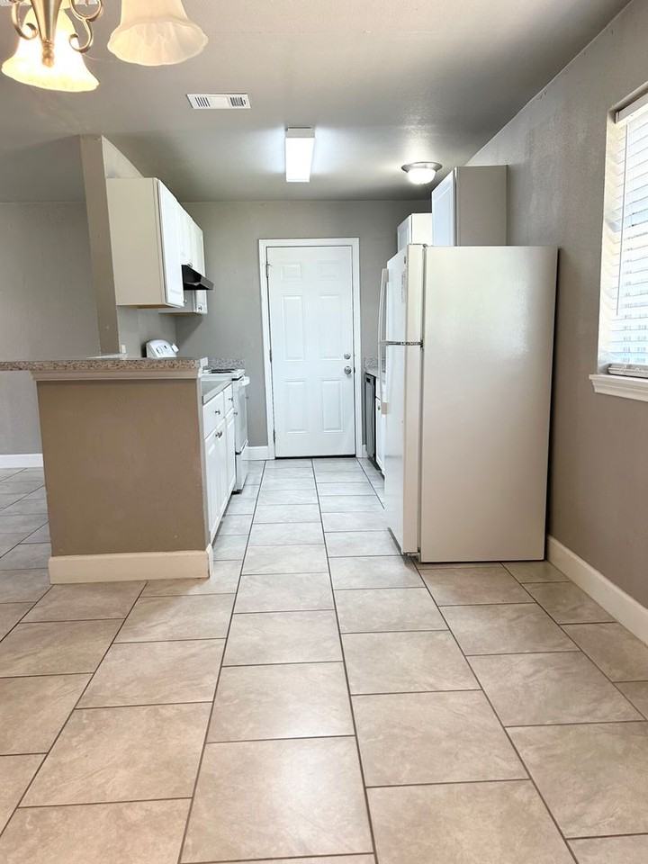 733 Sw Sunnybrook Dr - Photo 4 of 13