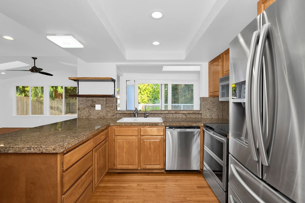 12642 Ne 73rd St - Photo 6 of 28