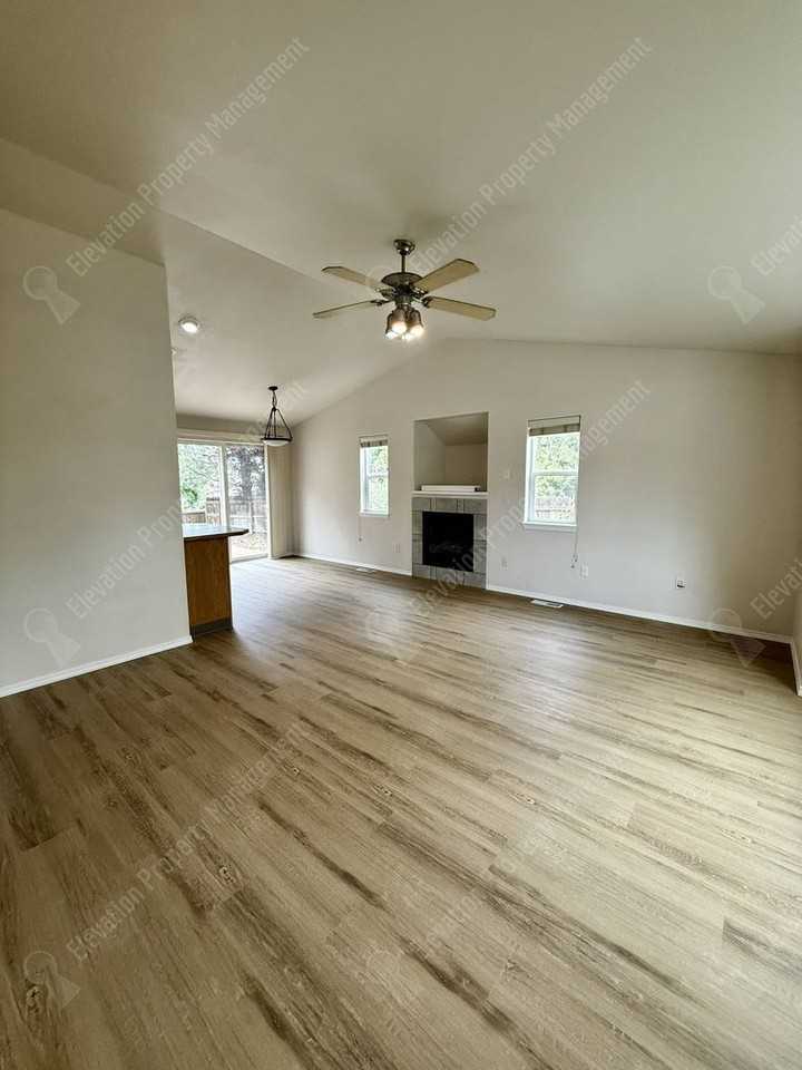 1299 Ne Glacier Ridge Rd - Photo 4 of 23