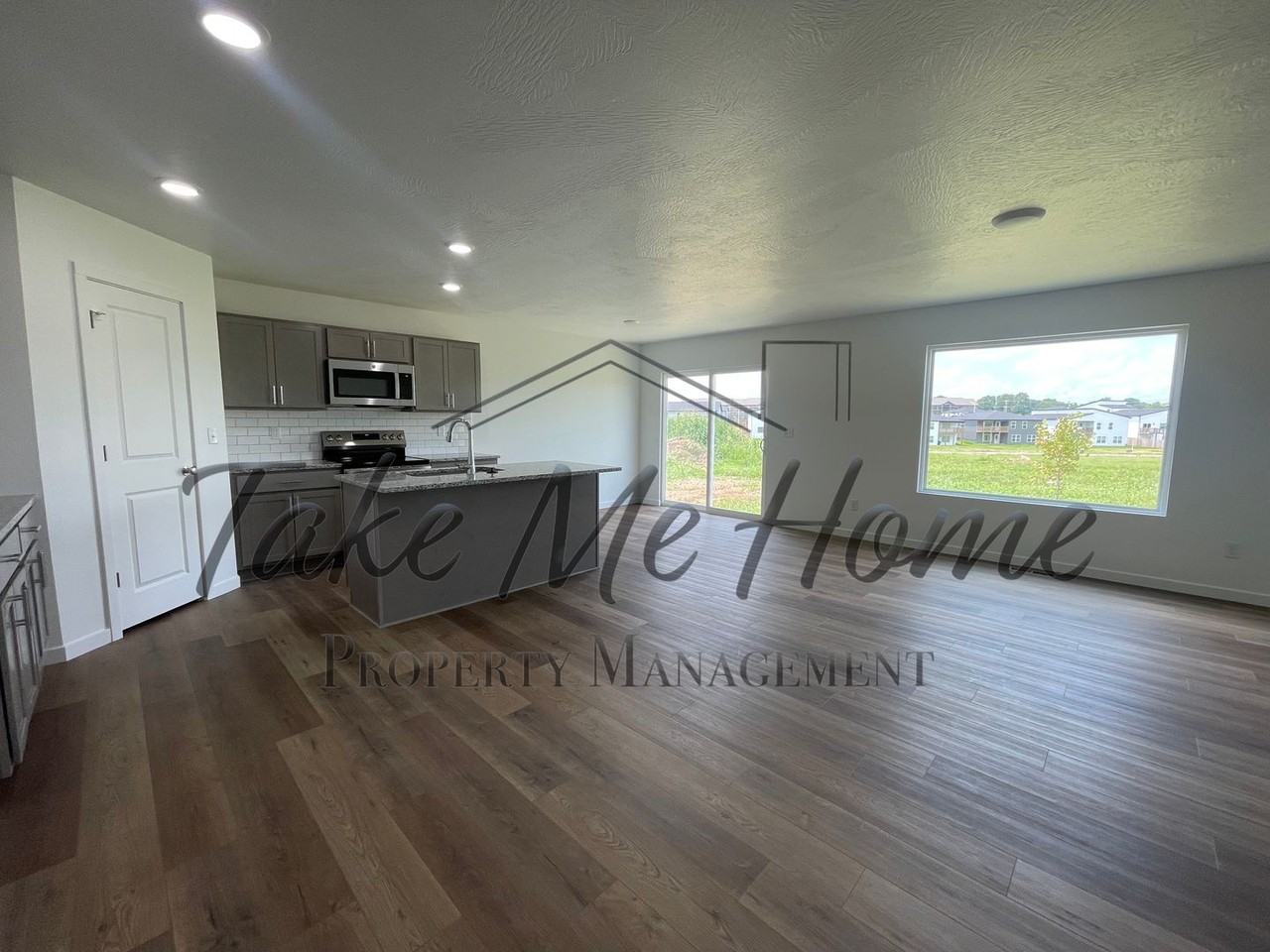 1737 Boxwood Dr - Photo 2 of 13