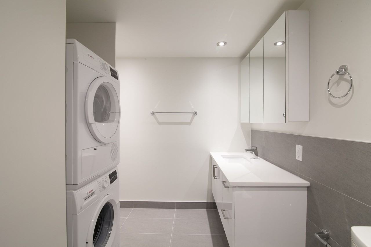 1565 Av Victoria — photo 2