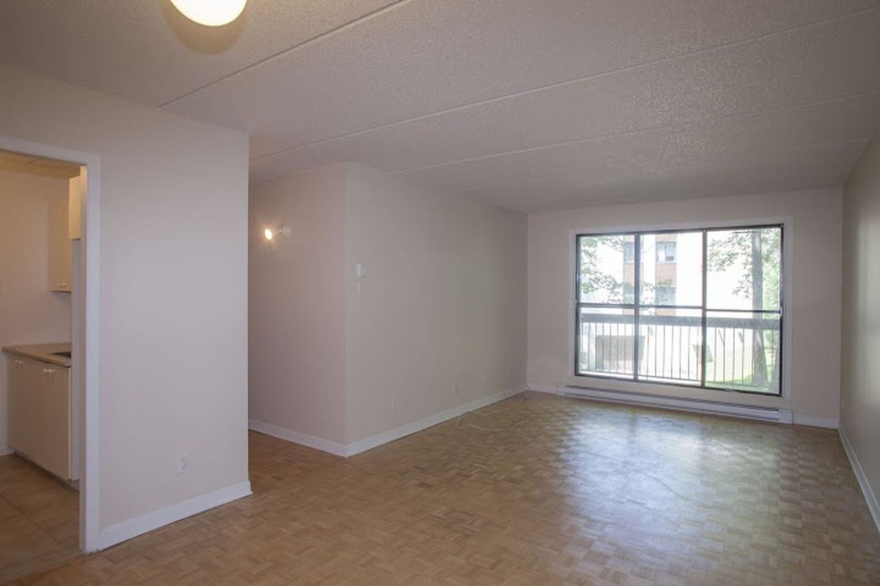 1565 Av Victoria — photo 3