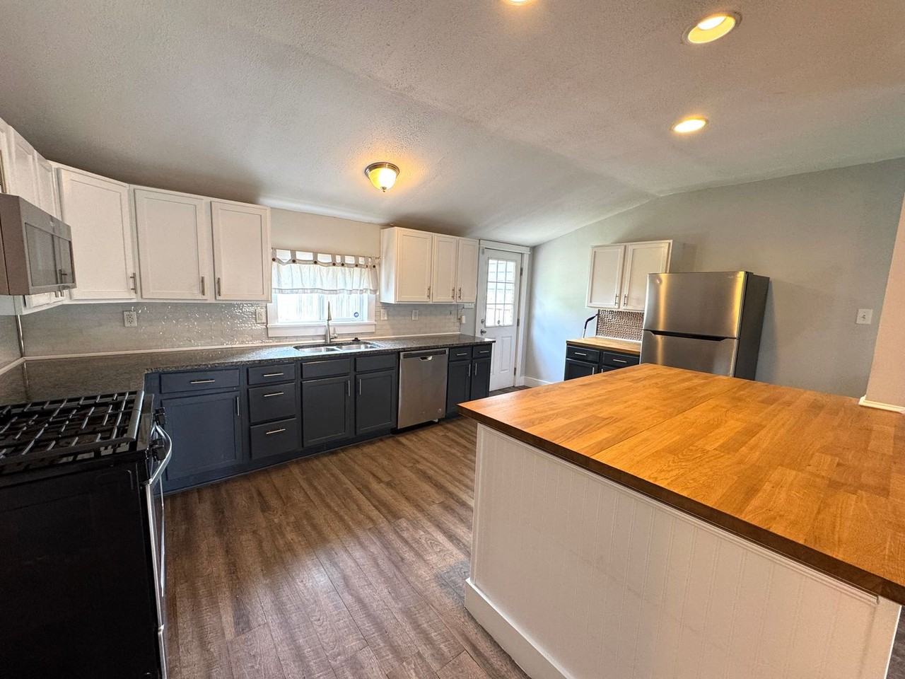 1242 Cottage Ave - Photo 5 of 30