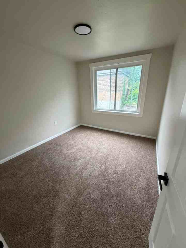 740 Middle Ave - Photo 3 of 12