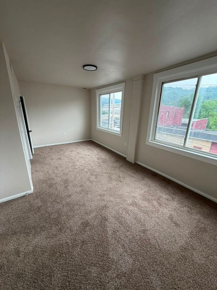 740 Middle Ave - Photo 7 of 12