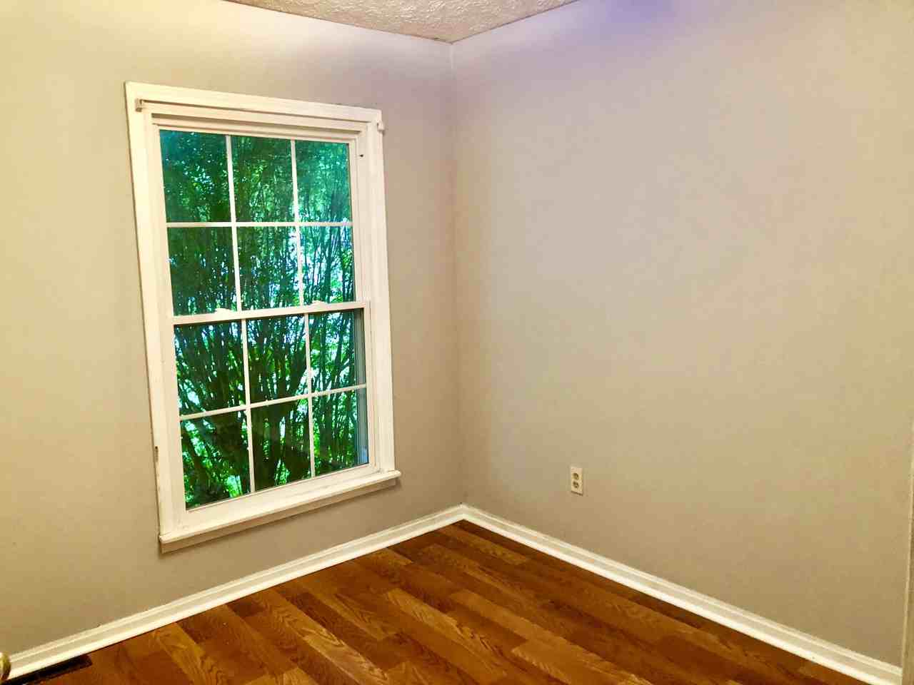 1250 Stratford Dr - Photo 2 of 7