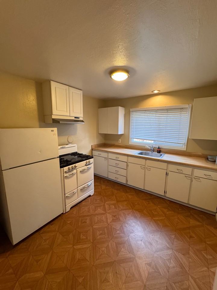 201 H St #B - Photo 3 of 15