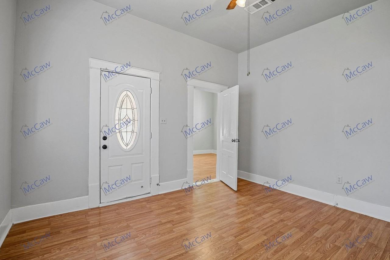 419 N Grand Ave #A - Photo 4 of 22