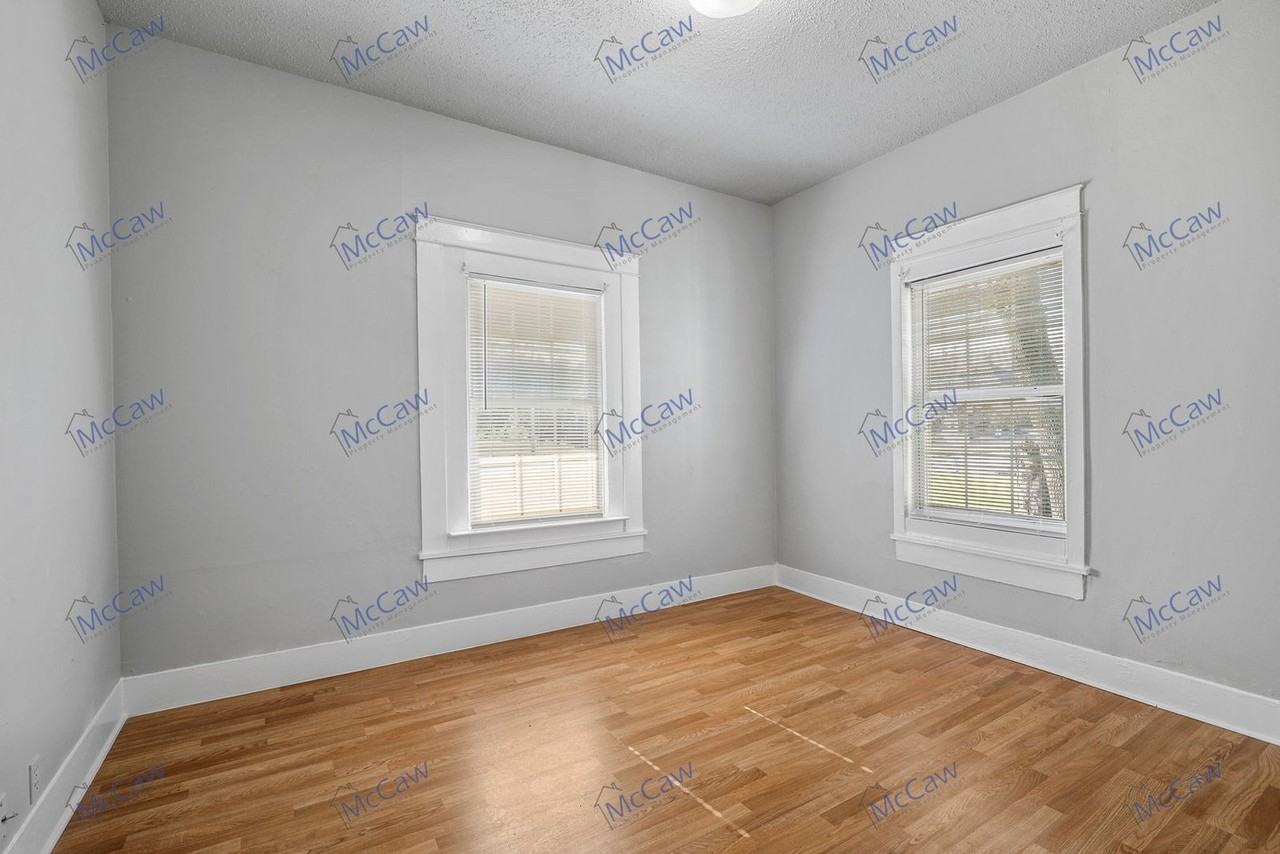 419 N Grand Ave #A - Photo 5 of 22
