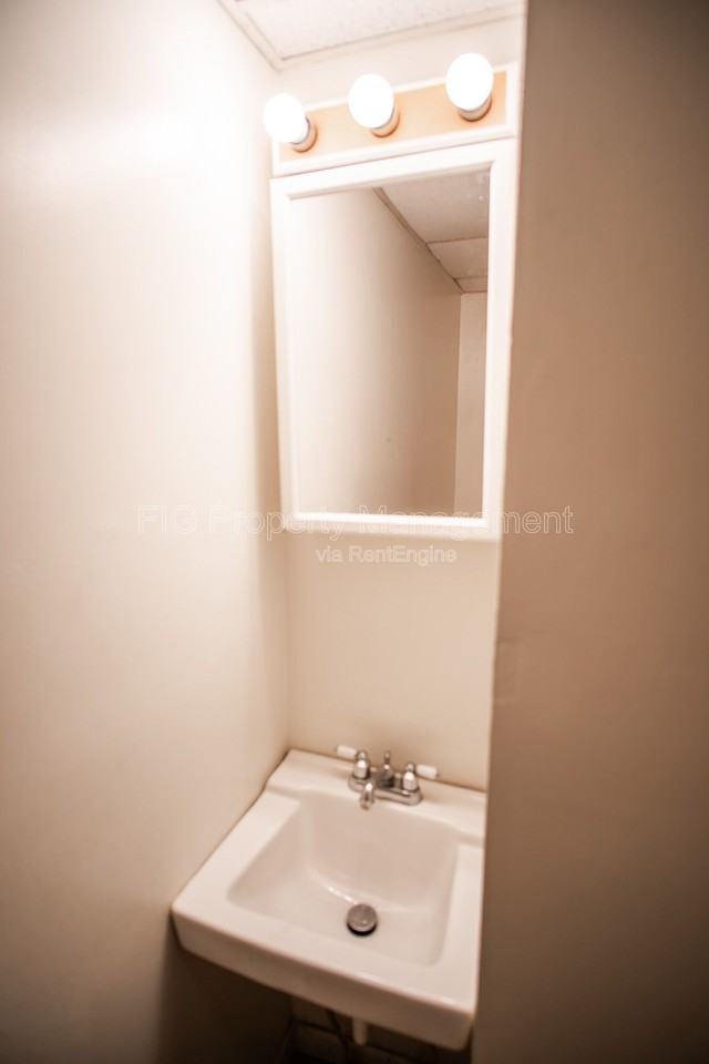 707 W Race St #11 - Photo 5 of 8