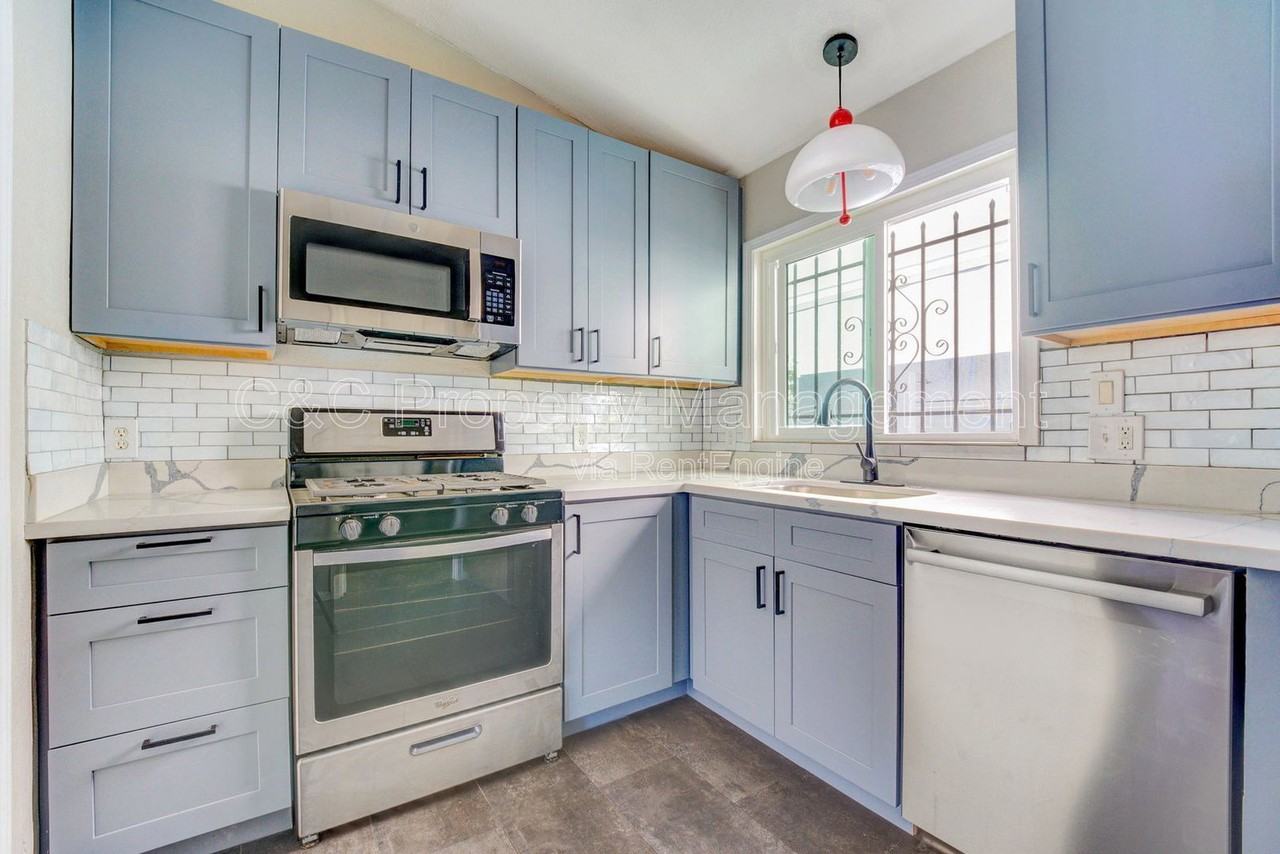 1783 11th St #B - Photo 4 of 38