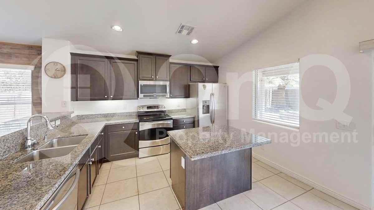 18631 W Superior Ave - Photo 7 of 24