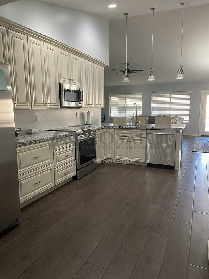 411 N Leoma Ln - Photo 2 of 25