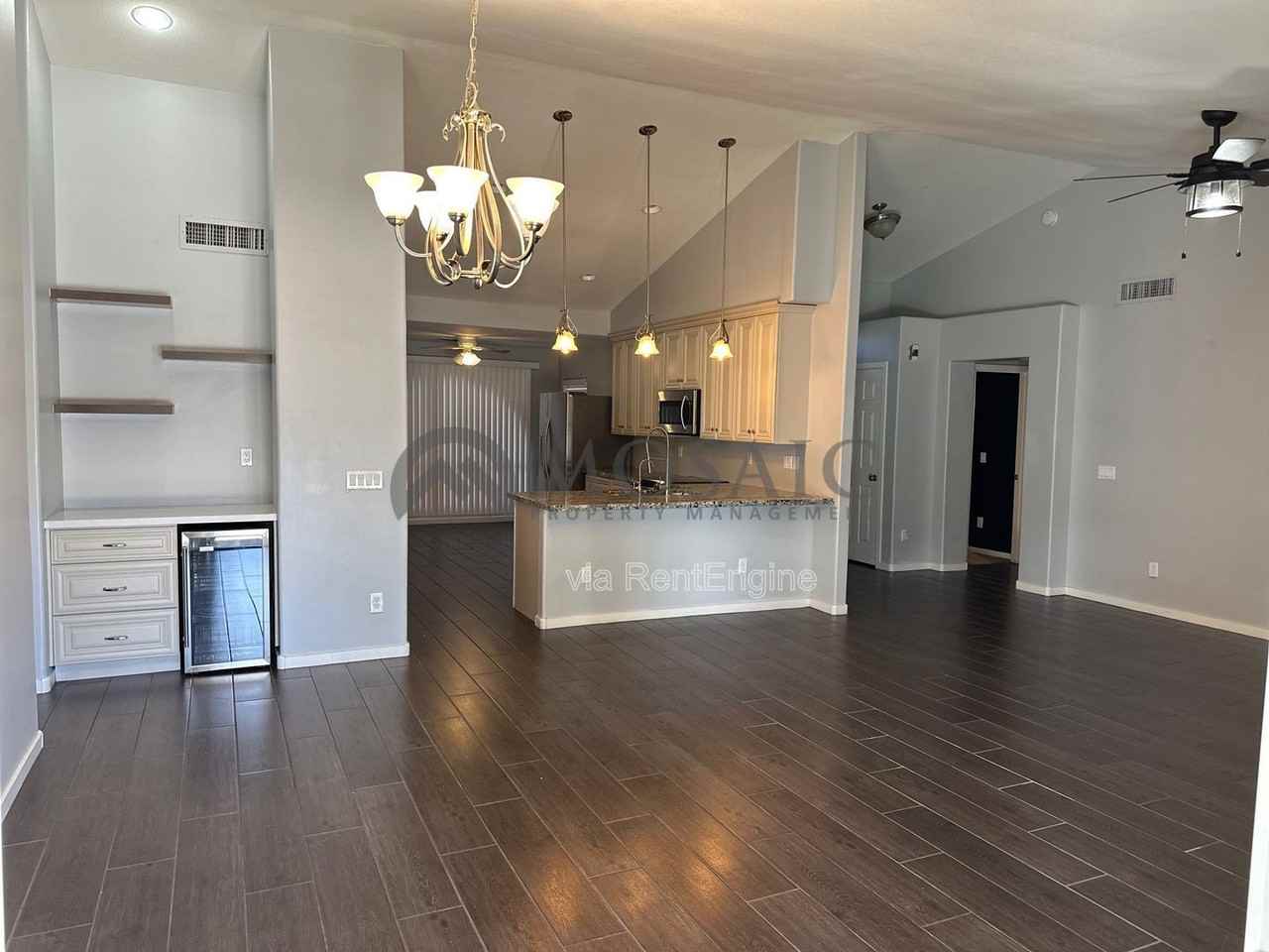 411 N Leoma Ln - Photo 5 of 25